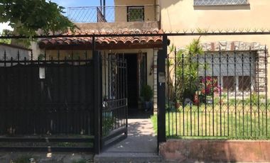 CASA AL FRENTE    CASA AL FRENTE CON JARDIN Y PATIO