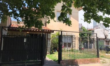 CASA AL FRENTE    CASA AL FRENTE CON JARDIN Y PATIO