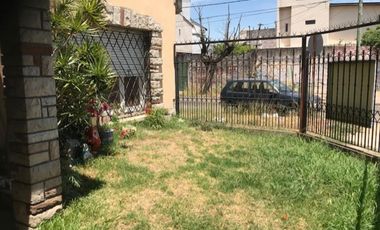 CASA AL FRENTE    CASA AL FRENTE CON JARDIN Y PATIO