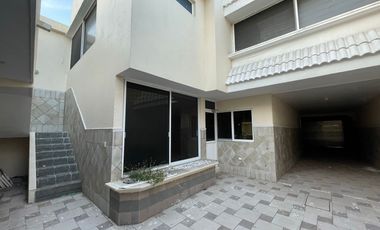 CASA EN RENTA FRENTE AL MAR EN EL BOULEVARD I ARLETTE FLORES