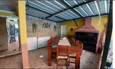 CHALET DE 4 AMBIENTES CON LOCAL AL FRENTE EN VENTA - MORON SUR