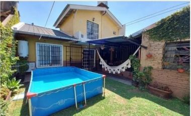 CHALET DE 4 AMBIENTES CON LOCAL AL FRENTE EN VENTA - MORON SUR