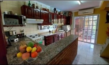 CHALET DE 4 AMBIENTES CON LOCAL AL FRENTE EN VENTA - MORON SUR