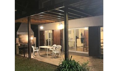Casa 3 ambientes con gran parque Acantilados