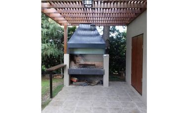 Casa 3 ambientes con gran parque Acantilados