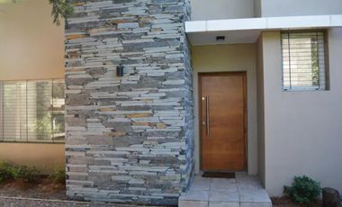 Casa 3 ambientes con gran parque Acantilados