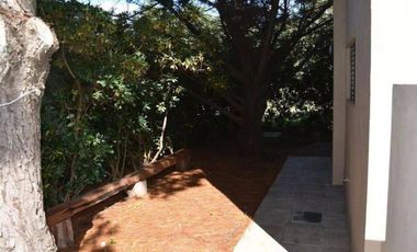 Casa 3 ambientes con gran parque Acantilados
