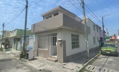 Casa en venta en Veracruz, con recamara en p.b, Lomas del río  medio muy cerca de diver plaza.