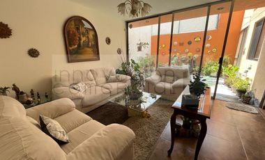 Casa en venta en Juriquilla  con estudio en planta baja.