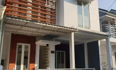 DIJUAL MURAH RUMAH 2 LANTAI KAMAR 4 AKORDION 10 MENIT KE AREA SOEKARNO HATTA KOTA MALANG