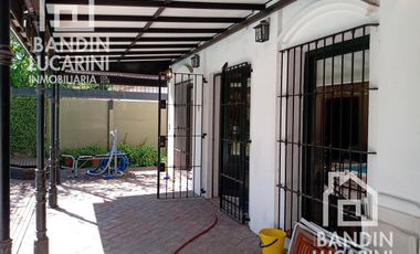 Casa  en venta en Ranelagh de 4 ambientes c/pileta.  Casco de Ranelagh.
