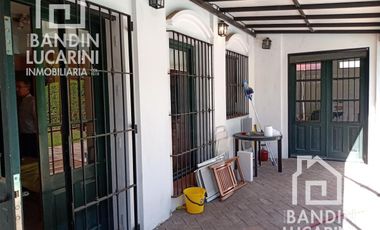 Casa  en venta en Ranelagh de 4 ambientes c/pileta.  Casco de Ranelagh.