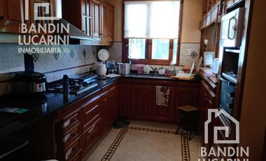 Casa  en venta en Ranelagh de 4 ambientes c/pileta.  Casco de Ranelagh.