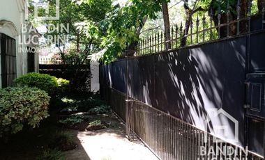 Casa  en venta en Ranelagh de 4 ambientes c/pileta.  Casco de Ranelagh.