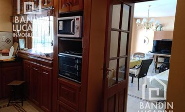 Casa  en venta en Ranelagh de 4 ambientes c/pileta.  Casco de Ranelagh.
