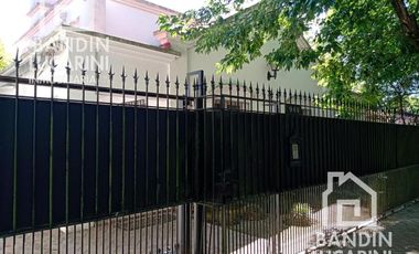 Casa  en venta en Ranelagh de 4 ambientes c/pileta.  Casco de Ranelagh.