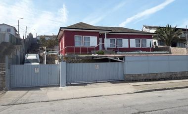 Casa San Antonio con panorámica vista al puerto.