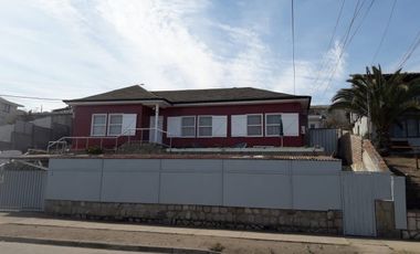 Casa San Antonio con panorámica vista al puerto.