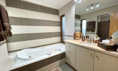 Gran casa en condominio consolidado de Victoria