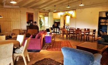 BELLA CASA CON TERRAZA ABIERTA, VISTA AL PUEBLO Y COLINDA CON EL BOSQUE