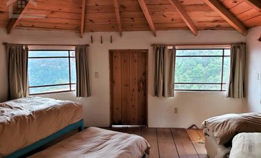 BELLA CASA CON TERRAZA ABIERTA, VISTA AL PUEBLO Y COLINDA CON EL BOSQUE