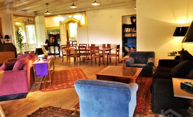 BELLA CASA CON TERRAZA ABIERTA, VISTA AL PUEBLO Y COLINDA CON EL BOSQUE