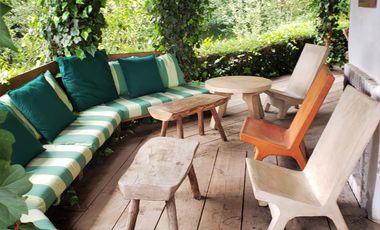 BELLA CASA CON TERRAZA ABIERTA, VISTA AL PUEBLO Y COLINDA CON EL BOSQUE