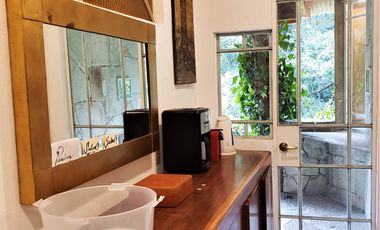 BELLA CASA CON TERRAZA ABIERTA, VISTA AL PUEBLO Y COLINDA CON EL BOSQUE