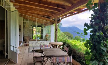 BELLA CASA CON TERRAZA ABIERTA, VISTA AL PUEBLO Y COLINDA CON EL BOSQUE