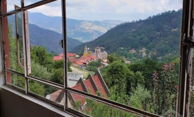 BELLA CASA CON TERRAZA ABIERTA, VISTA AL PUEBLO Y COLINDA CON EL BOSQUE