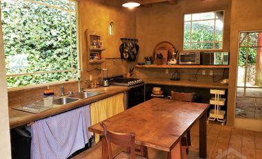 BELLA CASA CON TERRAZA ABIERTA, VISTA AL PUEBLO Y COLINDA CON EL BOSQUE