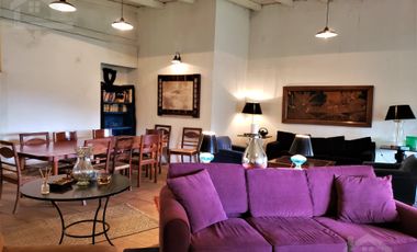 BELLA CASA CON TERRAZA ABIERTA, VISTA AL PUEBLO Y COLINDA CON EL BOSQUE