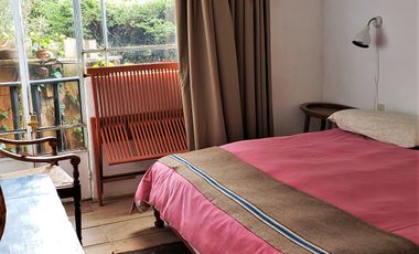 BELLA CASA CON TERRAZA ABIERTA, VISTA AL PUEBLO Y COLINDA CON EL BOSQUE