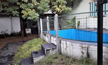 Amplia casa de 4 ambientes, con cochera semicubierta, jardín, fondo con pequeña pileta, quincho con parrilla y horno de barro + galpón guarda útiles.