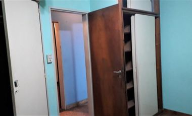 Amplia casa de 4 ambientes, con cochera semicubierta, jardín, fondo con pequeña pileta, quincho con parrilla y horno de barro + galpón guarda útiles.