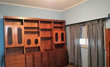 Amplia casa de 4 ambientes, con cochera semicubierta, jardín, fondo con pequeña pileta, quincho con parrilla y horno de barro + galpón guarda útiles.