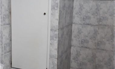 Amplia casa de 4 ambientes, con cochera semicubierta, jardín, fondo con pequeña pileta, quincho con parrilla y horno de barro + galpón guarda útiles.