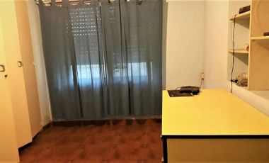 Amplia casa de 4 ambientes, con cochera semicubierta, jardín, fondo con pequeña pileta, quincho con parrilla y horno de barro + galpón guarda útiles.