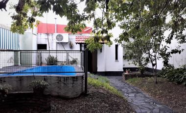 Amplia casa de 4 ambientes, con cochera semicubierta, jardín, fondo con pequeña pileta, quincho con parrilla y horno de barro + galpón guarda útiles.