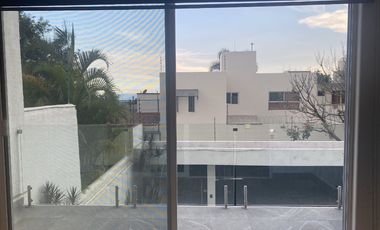A  2 cuadras de Calzada de los Reyes