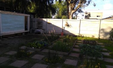 EXCELENTE PROPIEDAD DE CUATRO AMBIENTES CON PARQUE JARDIN GALPON DE HERRAMIENTAS CUARTO Y  DE HUESPEDES ENTRADA DE AUTO