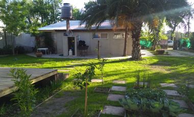 EXCELENTE PROPIEDAD DE CUATRO AMBIENTES CON PARQUE JARDIN GALPON DE HERRAMIENTAS CUARTO Y  DE HUESPEDES ENTRADA DE AUTO