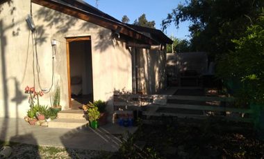 EXCELENTE PROPIEDAD DE CUATRO AMBIENTES CON PARQUE JARDIN GALPON DE HERRAMIENTAS CUARTO Y  DE HUESPEDES ENTRADA DE AUTO