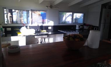 EXCELENTE PROPIEDAD DE CUATRO AMBIENTES CON PARQUE JARDIN GALPON DE HERRAMIENTAS CUARTO Y  DE HUESPEDES ENTRADA DE AUTO