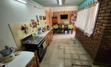 SE VENDE AMPLIA CASA EN ALTO ALBERDI DE 150M2.