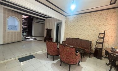 Rumah 2 Lantai Depan Taman Di Tebet Utara Jakarta Selatan