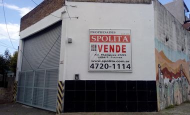 EXCELENTE GALPÓN DE 103,92 m2 EN OCHAVA CON CORTINA METÁLICA Y ENTREPISO. ESTRUCTURA DE HORMIGÓN.