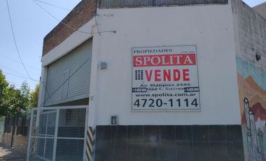 EXCELENTE GALPÓN DE 103,92 m2 EN OCHAVA CON CORTINA METÁLICA Y ENTREPISO. ESTRUCTURA DE HORMIGÓN.