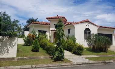 VENDO CASA DE PLAYA EN VISTA MAR SAN CARLOS CON PISCINA