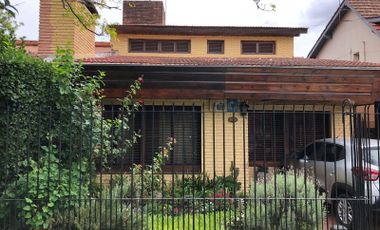 Casa en  2 plantas - Quincho - Garaje - 2 familias - Permuta - Adrogue - Gabriel Suarez Vende
